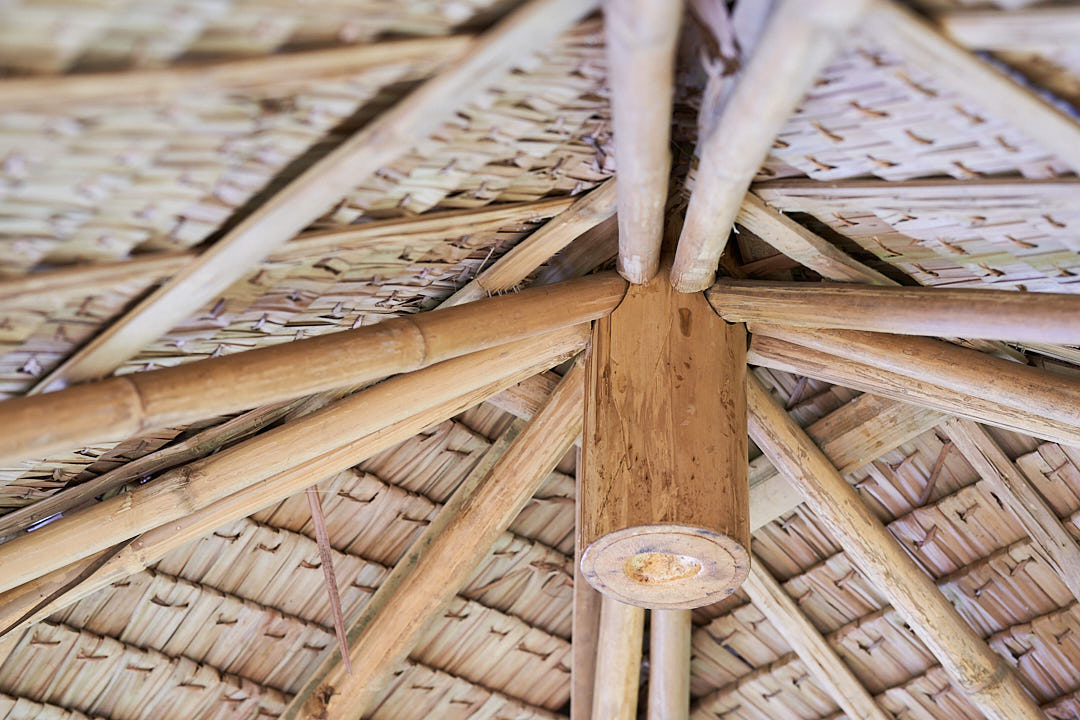 Paillote de jardin en bambou, modèle Liloan avec toit en nipa, vue détailée de la toiture