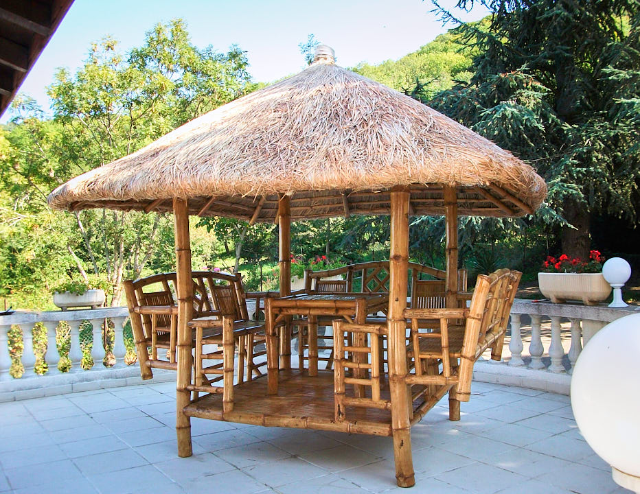Paillote de jardin en bambou, modèle Liloan avec toit en chaume vue de face
