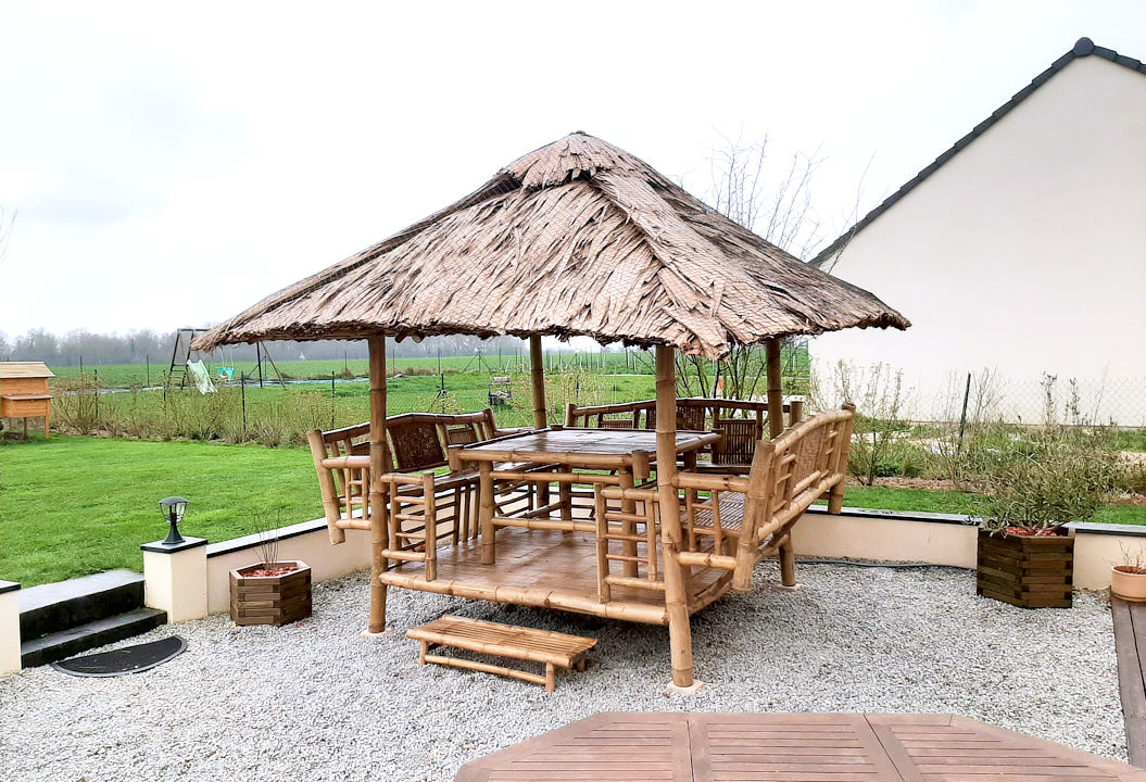 Paillote de jardin en bambou, modèle Perrellos avec toit en nipa vue de droite